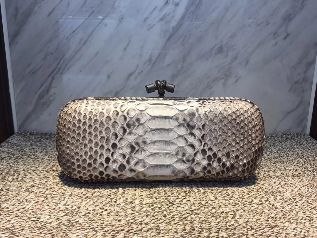 🔥🔥Model No. 8651🔥🔥This elegant clutch bag is one of the most popular handbags in woven bags. It is an interpretation of a classic design that was reintroduced in 2001. Since its launch, the Knot clutch has exhibited exquisite craftsmanship and integrated different styles from low-key to flamboyant. Each new Knot product demonstrates the irresistible and timeless charm of this classic handbag. This luxurious handbag features the signature braided rope buckle and is crafted from rare yellow-ringed forest snake and water snake skins. More charming and luxurious texture. Size Large 25cm